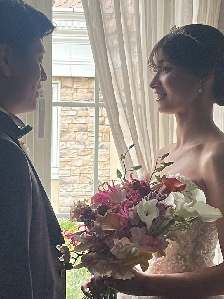 向かい合う新郎新婦の結婚式前の一瞬。花嫁の上品なブライダルヘアメイク。