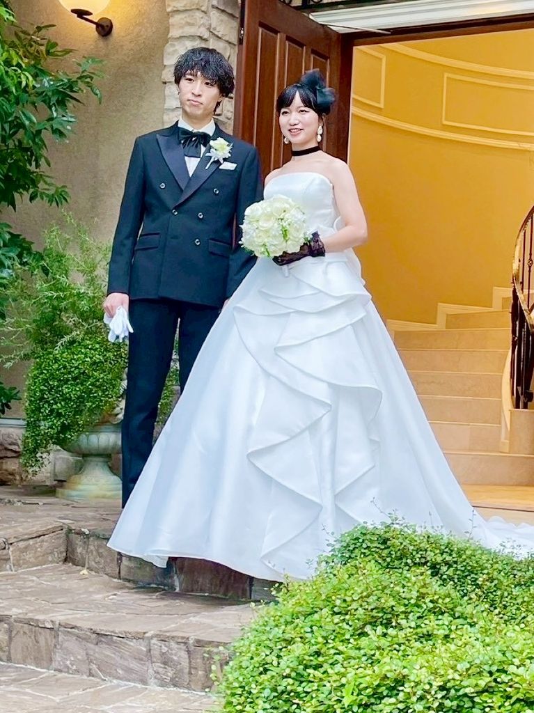 挙式後にティアラからブラックのハットにチェンジ。グローブもブラックに。ウェディングドレスにも引き立ちます。