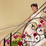 階段の上で微笑む花嫁　上品で憧れを感じるフォト