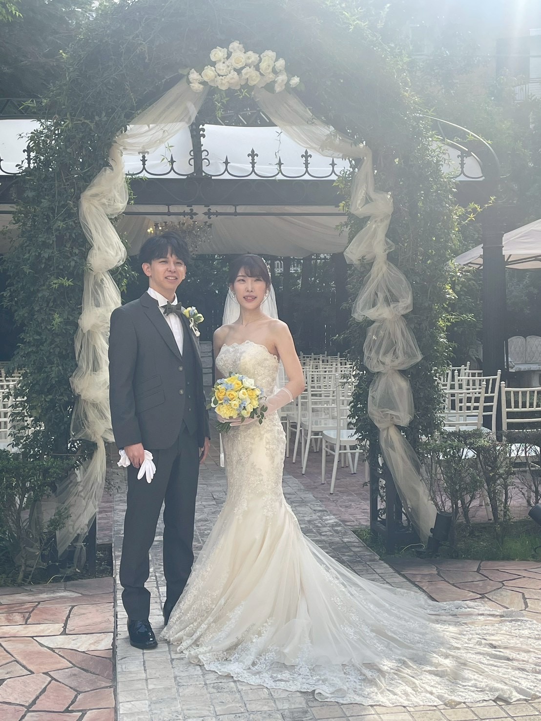 ガーデンウェディングの新郎新婦。ドレスを引き立たせる花嫁ヘアー・メイク。