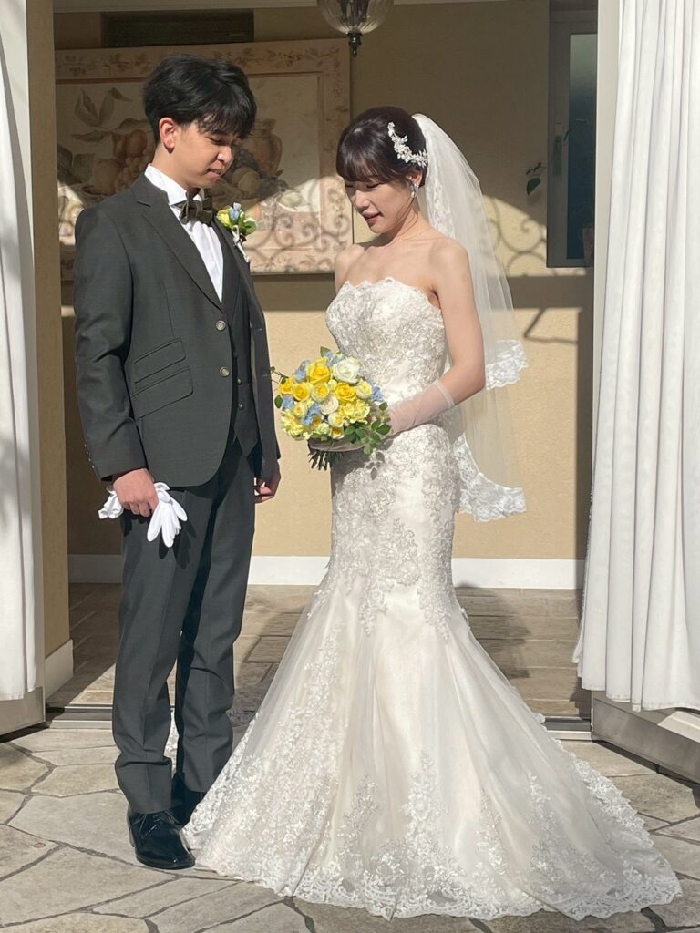 ブーケを見つめる新郎新婦。お天気にも恵まれて一日のスタート