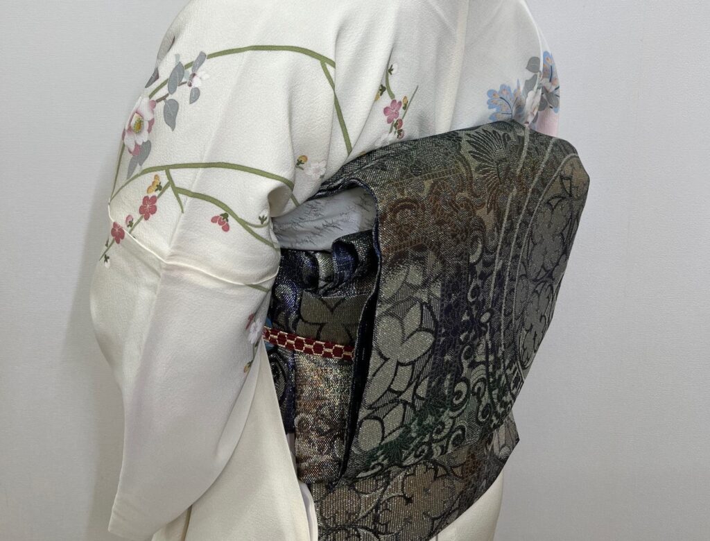 白の訪問着お太鼓結びをすこし大きめに結んで華やかに。