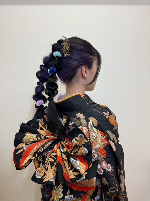 かっこいい黒色の帯柄と着物柄に合わせたコーディネート。帯結びと髪型はかわいらしく、強さと柔らかさが出るようにアレンジました。
