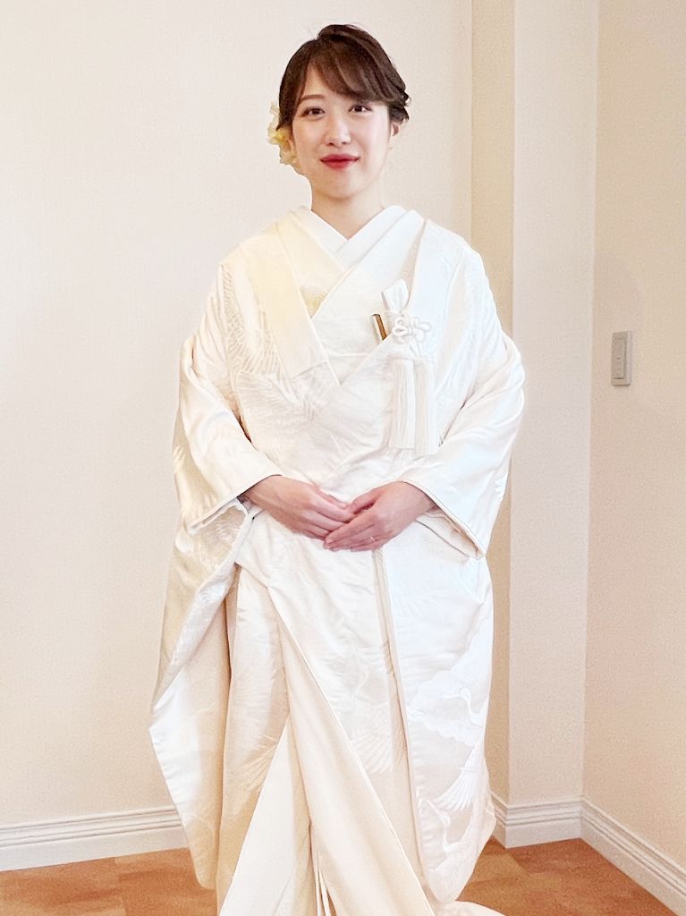 店内にて白無垢のお支度してからの式場へご出張ヘアー洋髪に生花