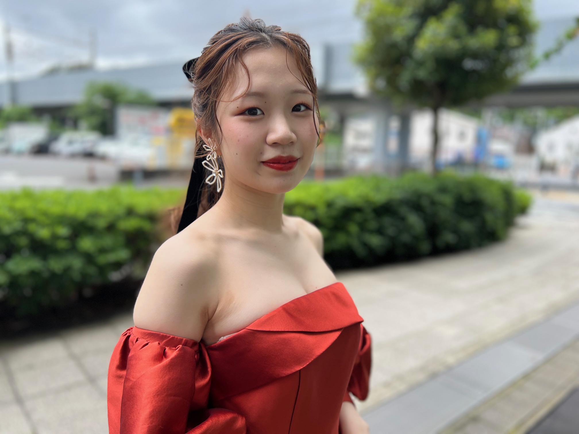 新横浜外注ヘアーメイク・ポニーテールのヘアースタイル。リップはオーセンティックのテラコッタ色のドレスに合わせてました。