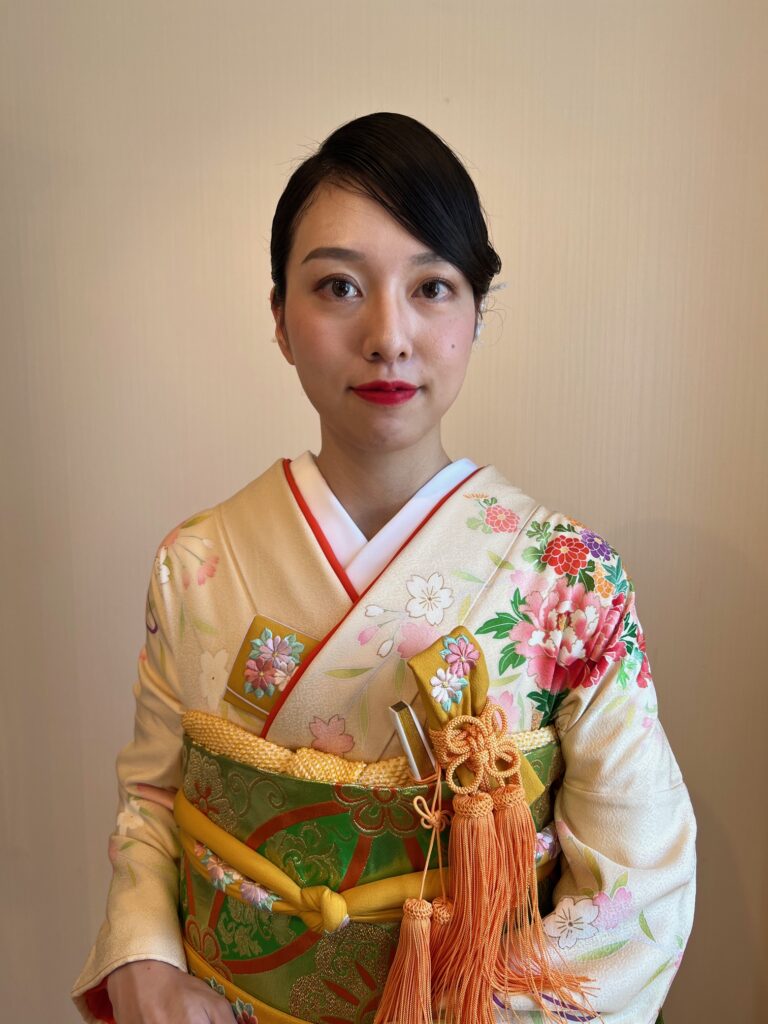 淡い黄色の着物に緑の帯結びで今の季節でも涼しげ・お支度に関しての質問などお気軽にお問い合わせください。