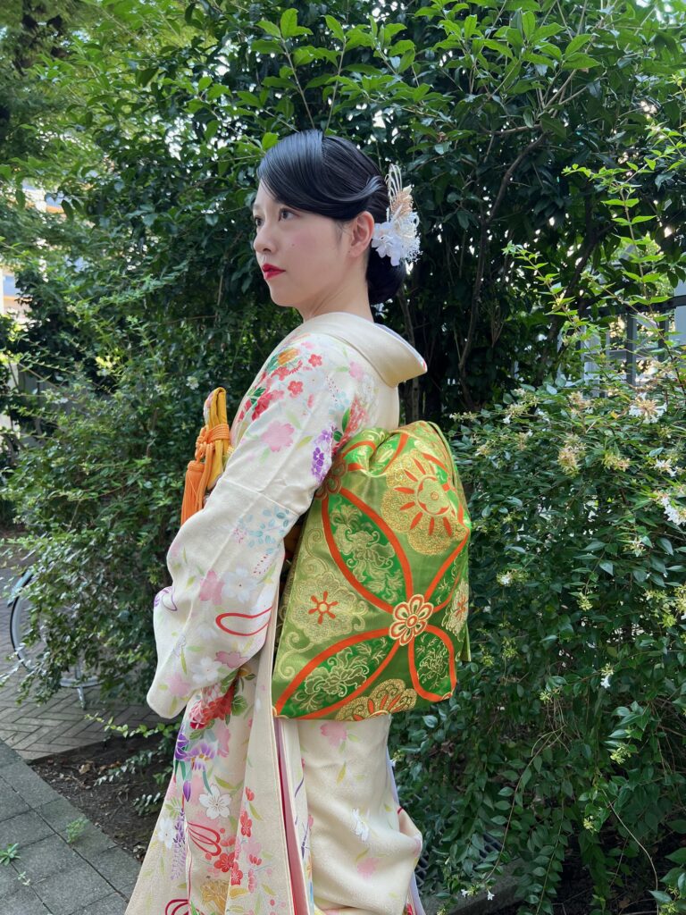 シニヨンスタイル。文庫結び。爽やかな色合いの組み合わせ。前撮り・高見ブライダル