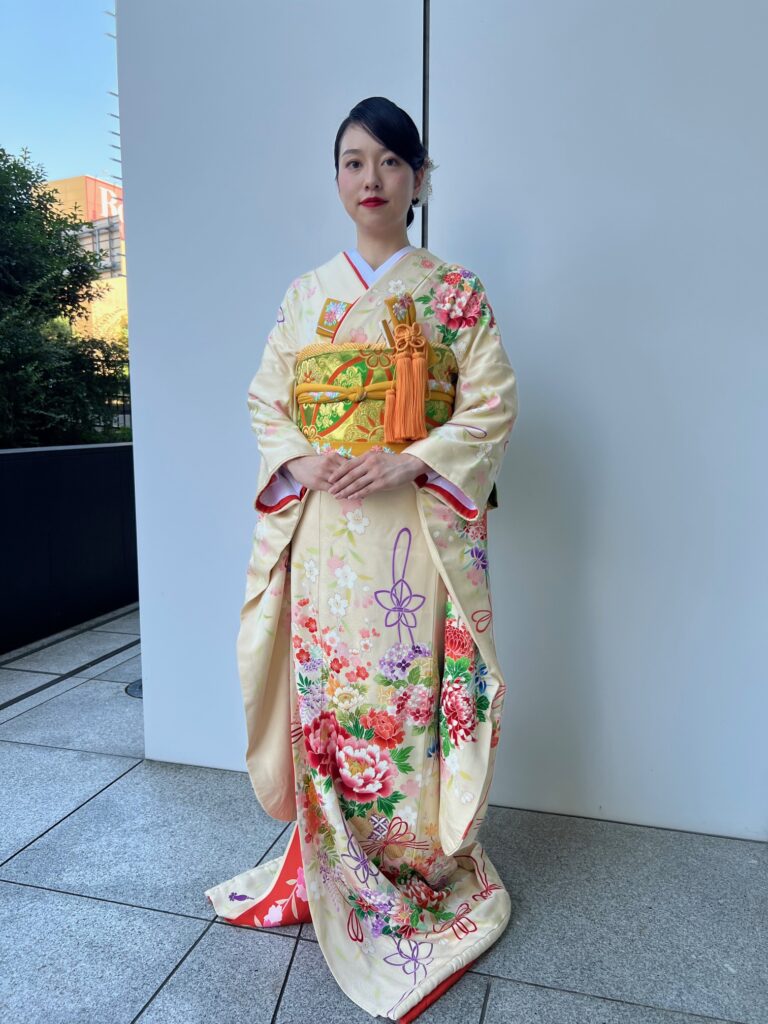 立ち姿も凛とどこから見ても素敵な仕上がり。外での撮影の為、ヘアードは造花