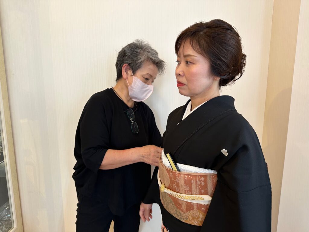 新横浜近く・第一礼装留袖着付け、帯の高さ、大きさを大切に着付けします。
