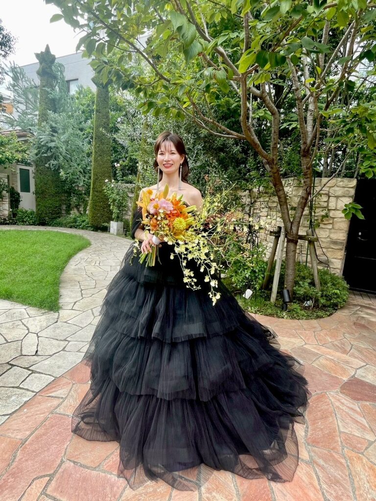 ガーデンでのお写真。Blackのドレスがご新婦様のお顔が更に引き立ちます。