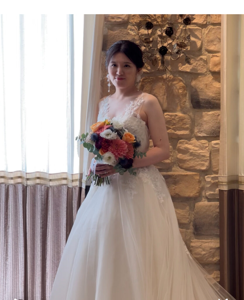 ウェディングドレス ベールアウト後にラウンジでスナップ写真