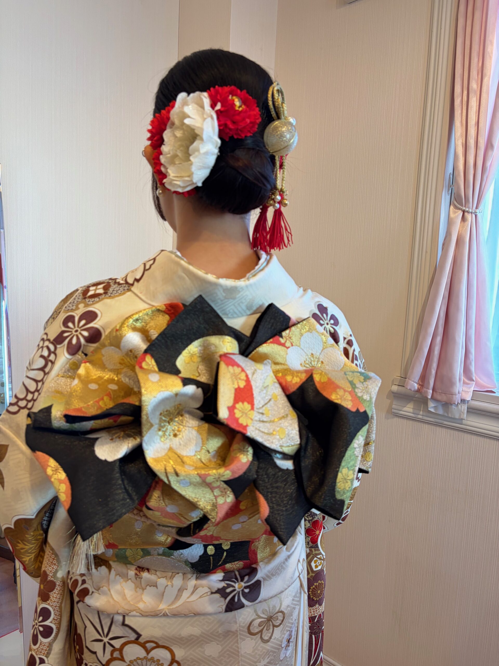 成人式の後ろ姿。着ていて楽な美しい帯結びの後ろ姿。