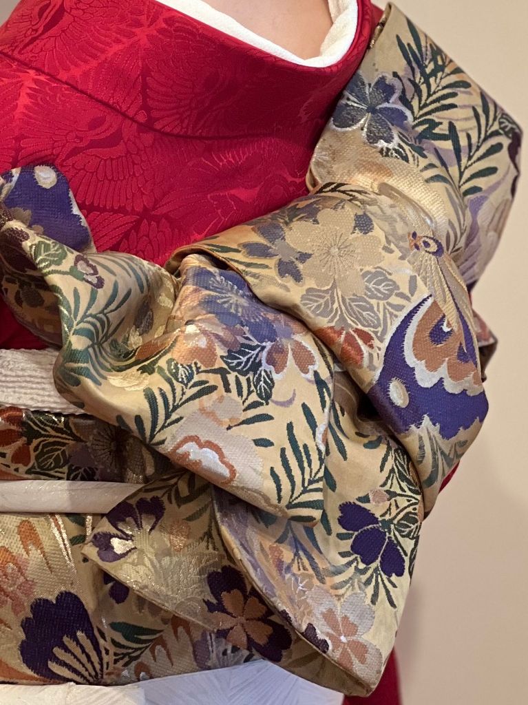 花嫁支度。帯結びは立て矢。帯は50年前の丸帯。
