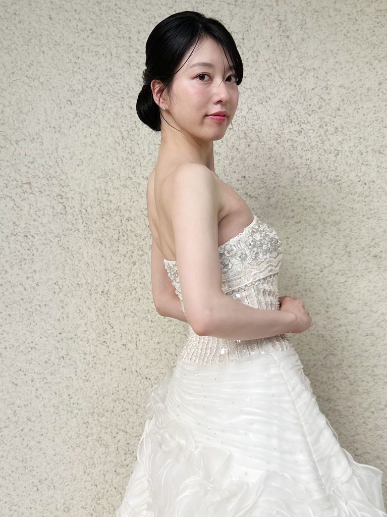 どこから見ても見とれる美しさにお支度します。スパンコールがゴージャスなドレス。あえてノーネックレス。