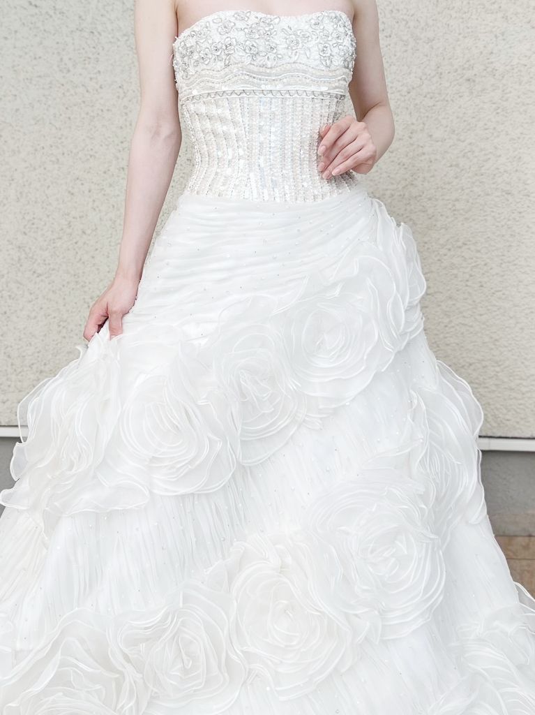 スカート部分のお花のモチーフが可愛さを強調