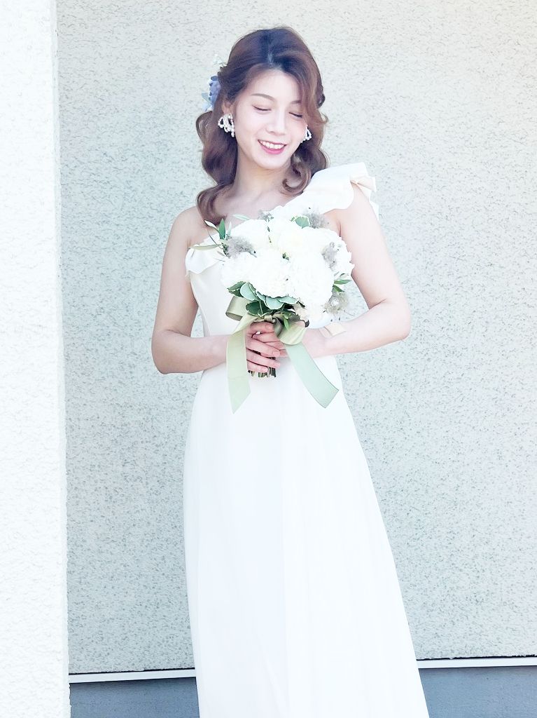 ウェディングドレス・パニエ着用せずにタイトな着こなしブーケは白リボンをグリーンでアクセント