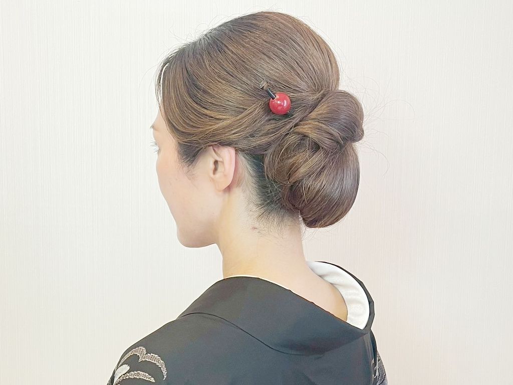 シンプルで落ち着いた感じのシニヨンは面を綺麗にお仕上げいたします。