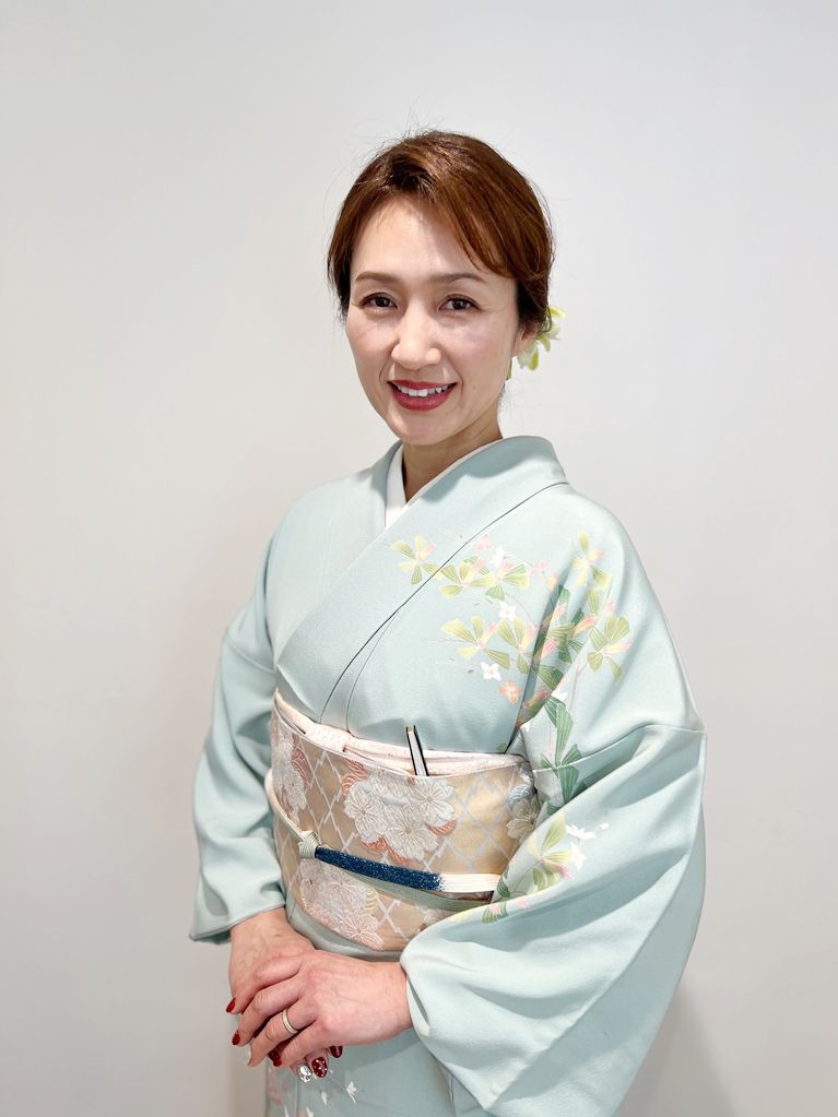 水色の訪問着髪飾りは生花