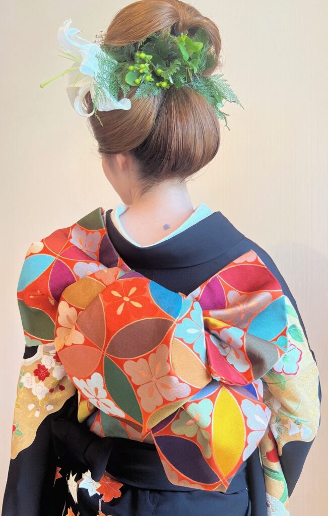 短めの髪の長さでも、新日本髪が結い上げできます。地毛の良さは、顔かたちに合わせられて、生え際が自然です。