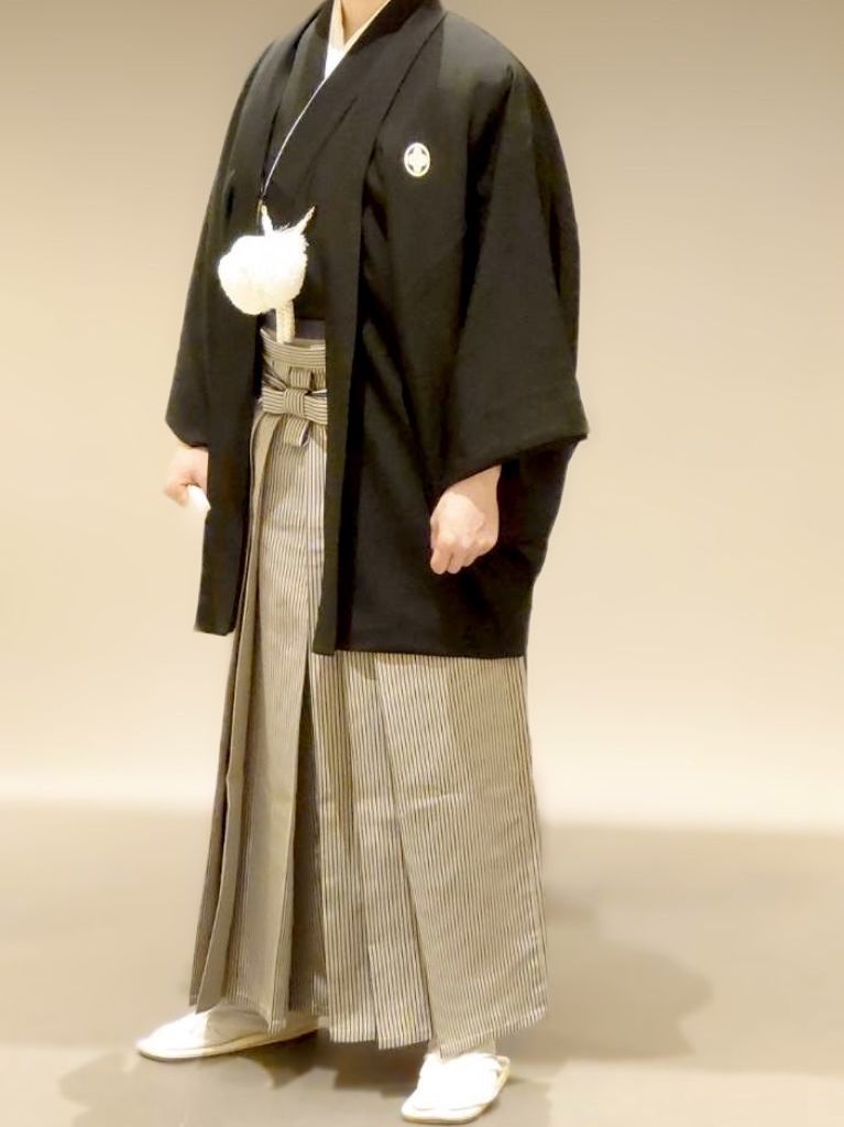 新郎様の紋付袴支度。凛々しく男らしくお着付