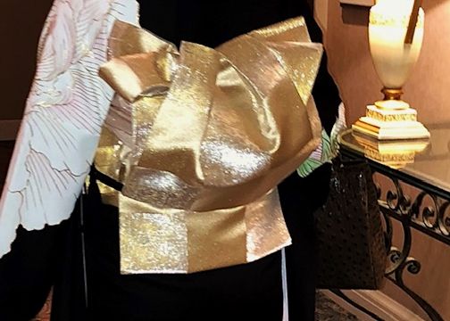 ゴールドでゴージャスな帯を引き立たせるために帯結びはシンプルに。