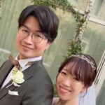 ガーデンにてタキシード姿の新郎とティアラが光る新婦。