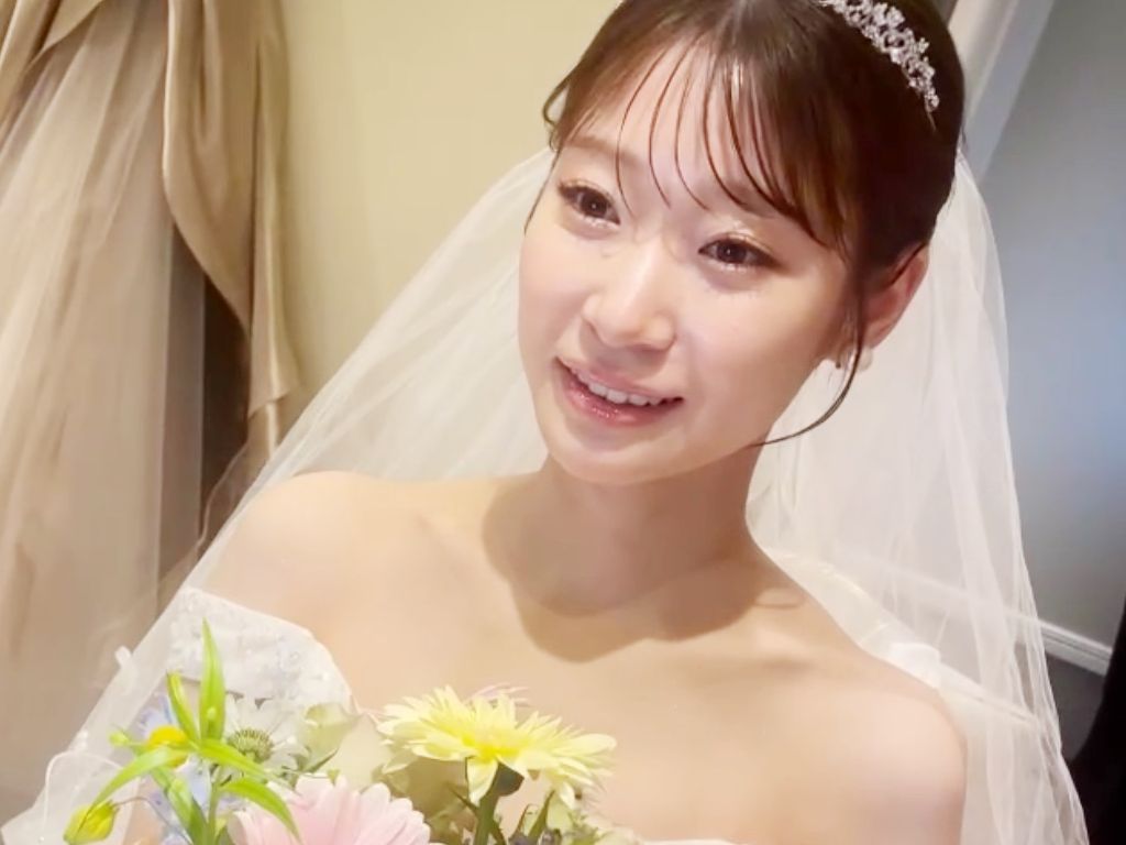 艶肌メイクを得意とするアーティストがより素肌を引き立たせます。どこからのアングルでもツヤツヤ