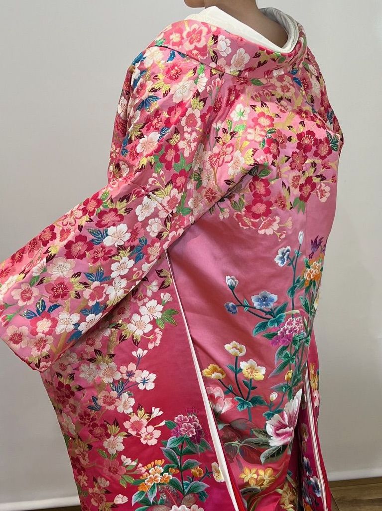 挙式は白打掛。ピンクの打掛に掛替をしてご披露宴に入場。