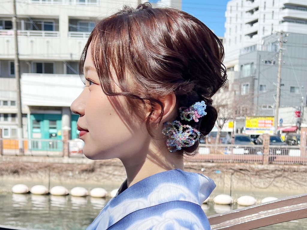 手早く短時間でヘアセットを仕上げます。髪飾りの販売も致しております。。